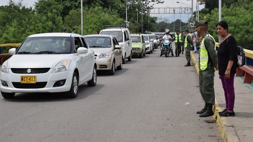 Avanza traspaso de vehículos en frontera con Venezuela. Foto: Cancillería