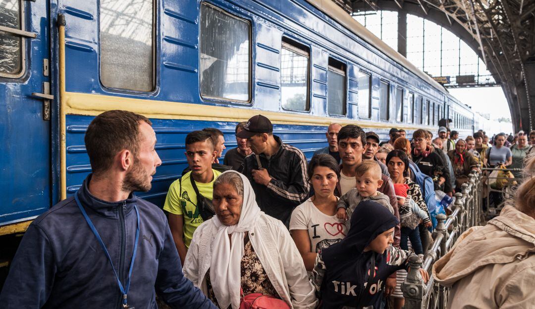 Personas evacuadas de zonas de guerra en Ucrania llegan a Lviv.