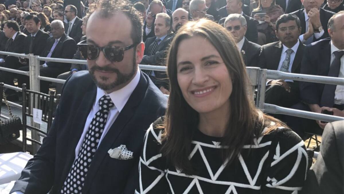 Mónica Holguín y su esposo en la plaza de armas de la Casa de Nariño