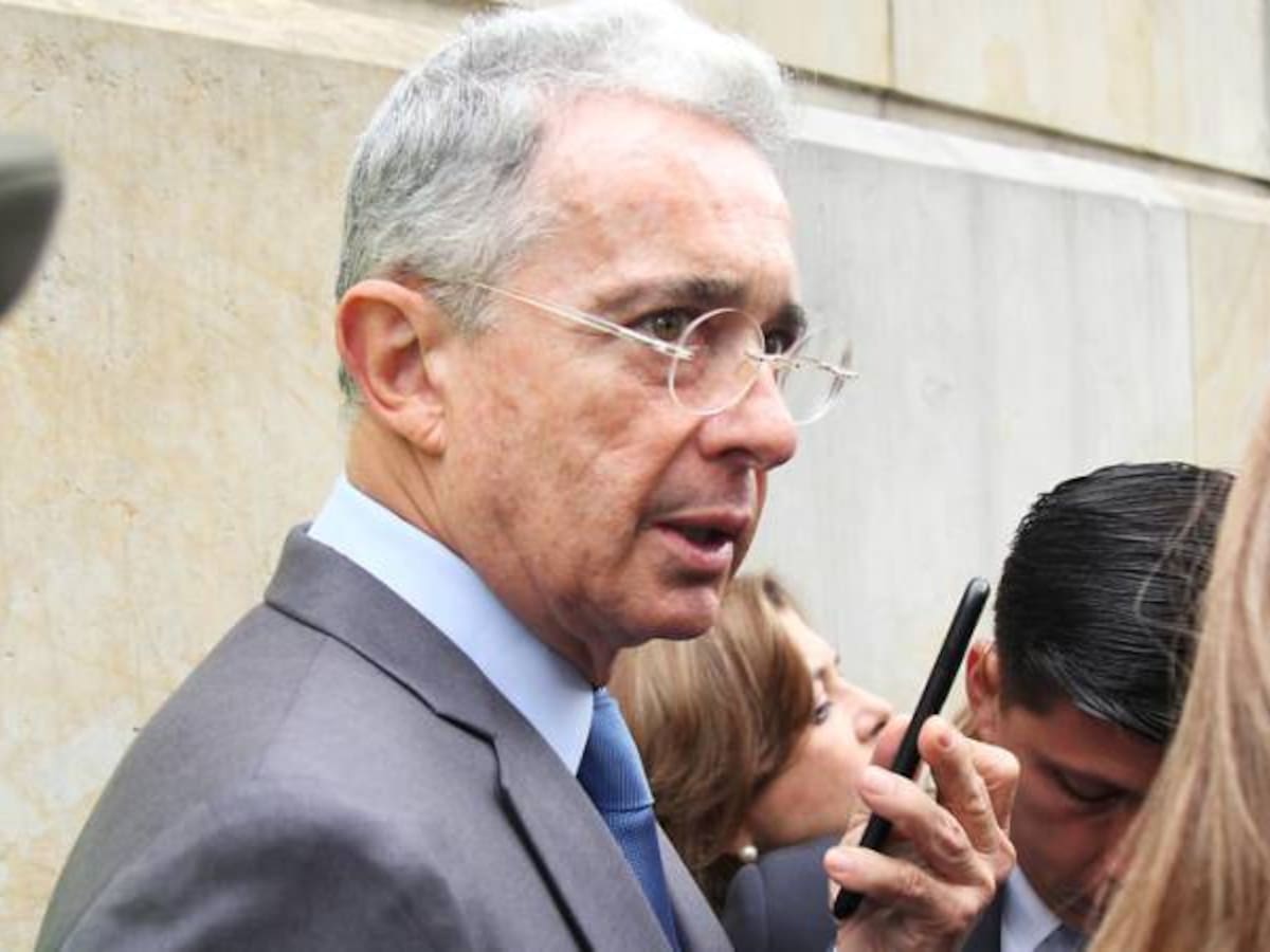 Uribe denuncia que por amenazas integrantes de su partido salieron del país