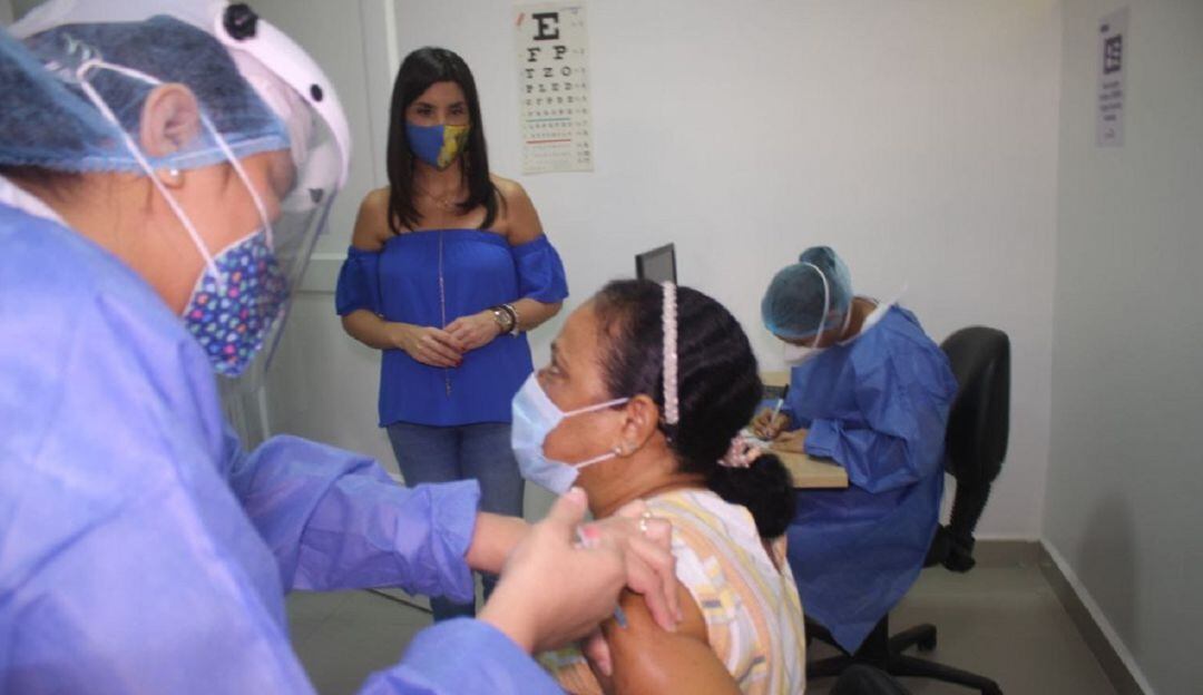 Los educadores reciben el biológico en las clínicas San José de Torices y Blas de Lezo