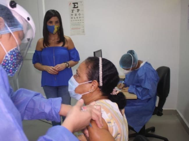 Los educadores reciben el biológico en las clínicas San José de Torices y Blas de Lezo