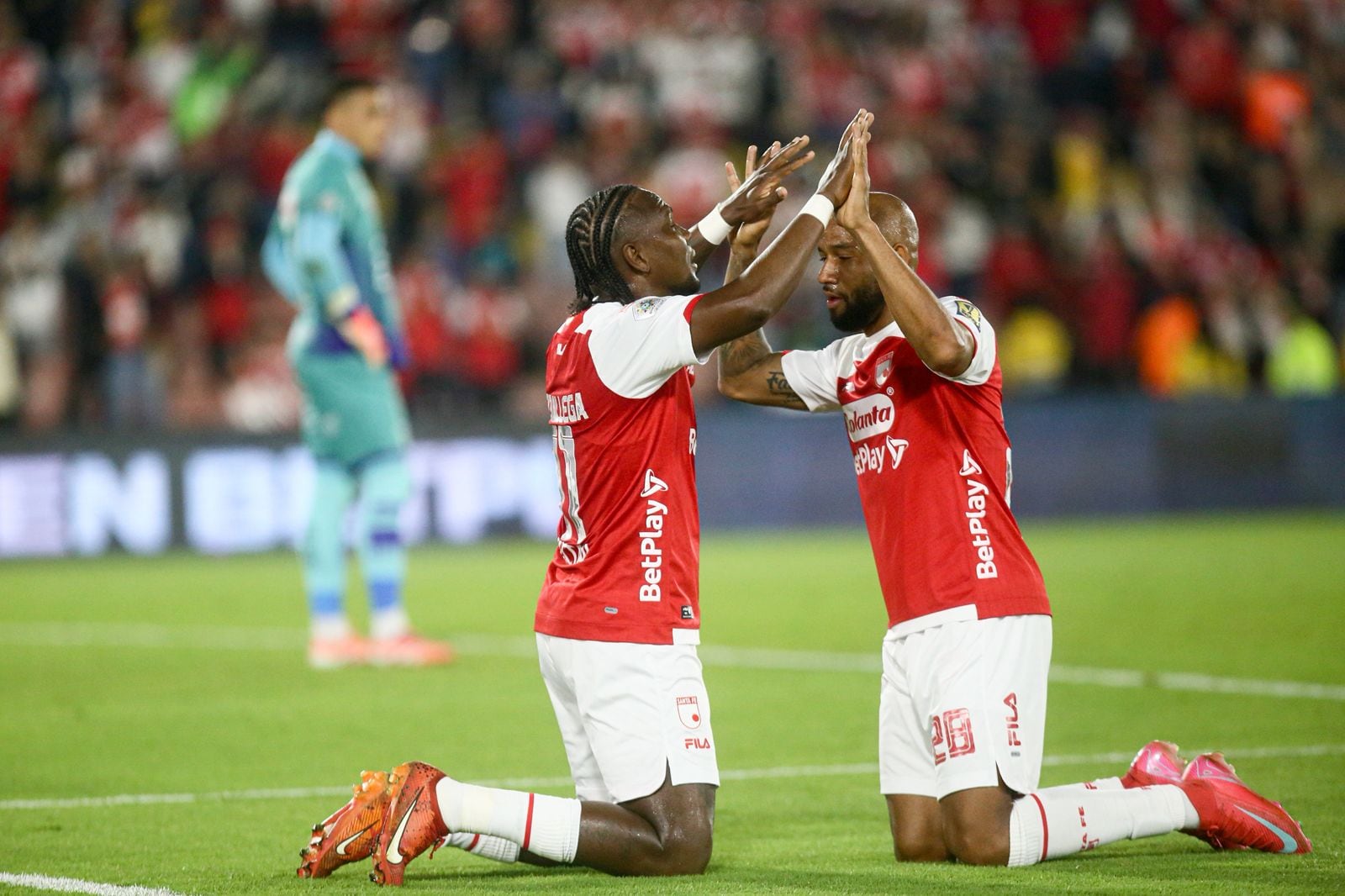 Hugo Rodallega y Edward López celebran uno de los goles de Santa Fe / Colprensa.
