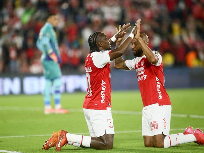 Hugo Rodallega y Edward López celebran uno de los goles de Santa Fe / Colprensa.