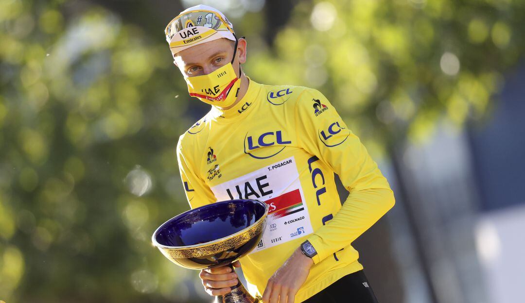Tadej Pogacar luego de conquistar su segundo título del Tour de Francia.