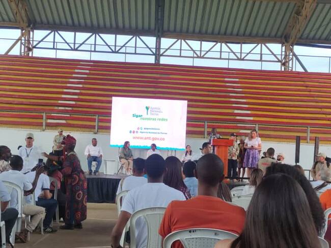 La ministra de Agricultura, Jenifer Mojica, indicó que pese a esos conflictos en la tarde del jueves entregaron más de 900 hectáreas a uno de los consejos comunitarios del municipio de Guachené.