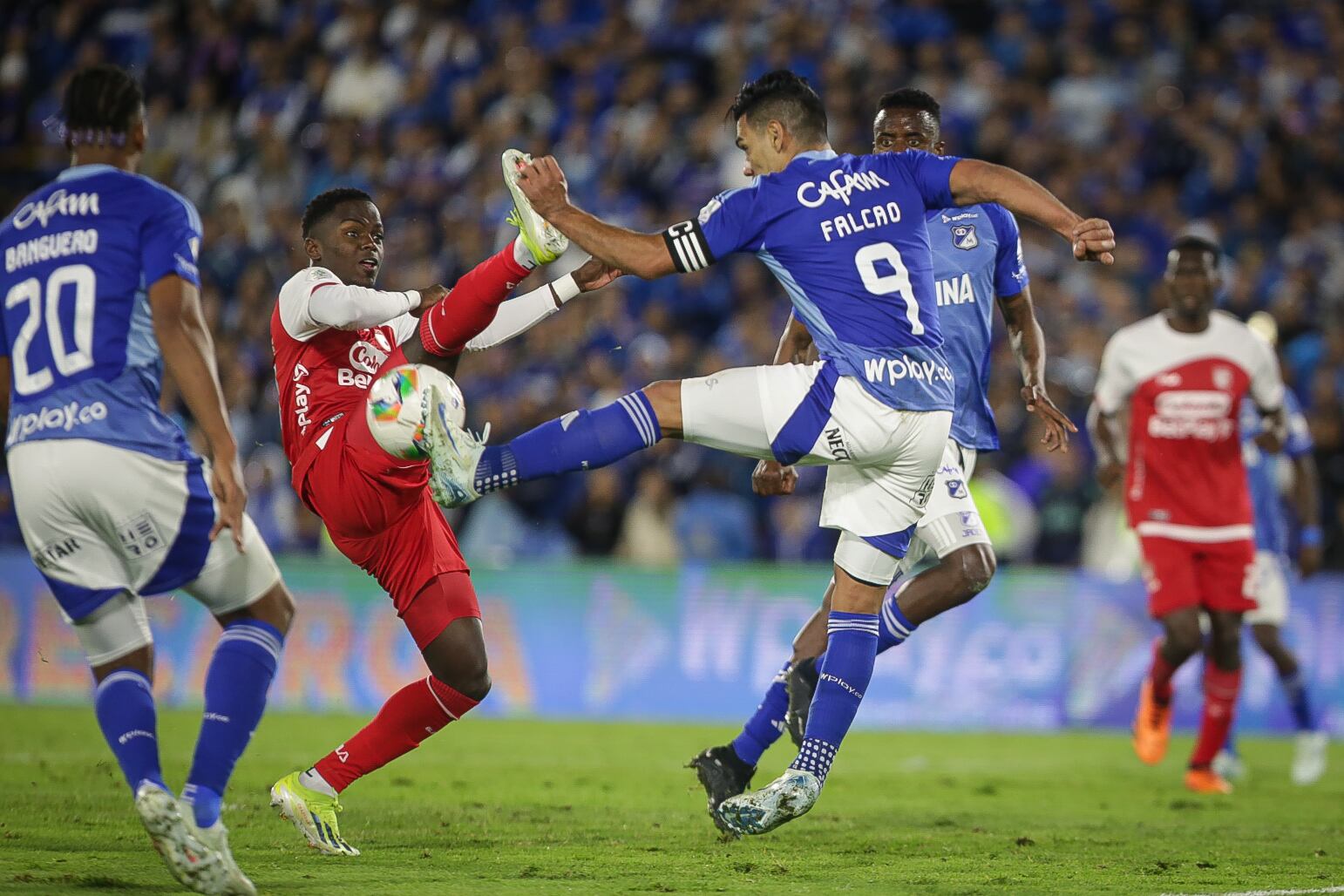 Millonarios y Santa Fe se enfrentan este domingo por la fecha 16 del campeonato. (Colprensa - Cristian Bayona).