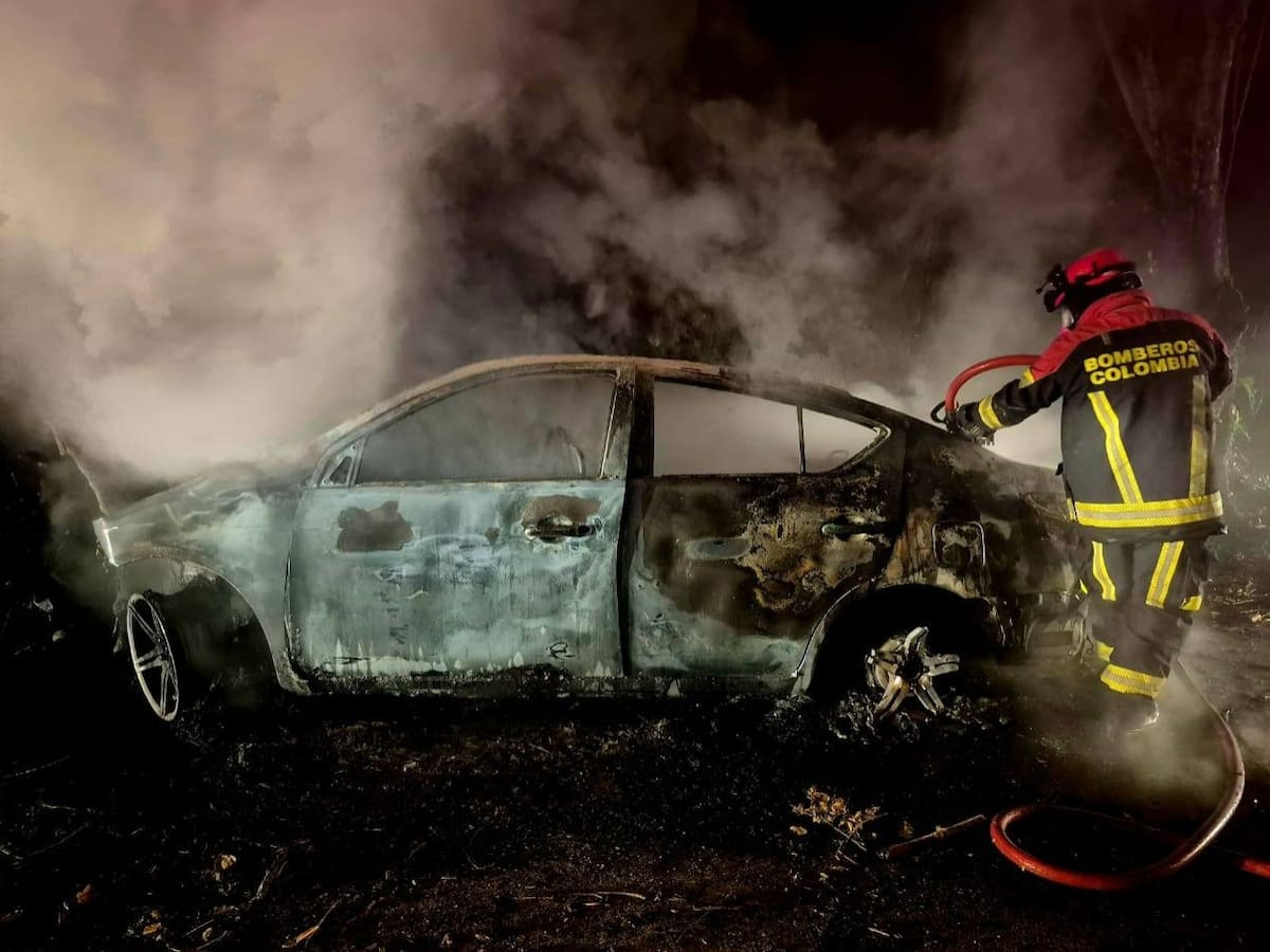 Un muerto y dos heridos deja accidente con vehículo incinerado en la vía Armero–Cambao