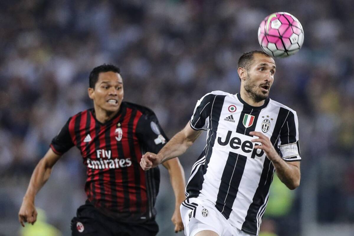 Bacca y Chiellini en búsqueda del balón.