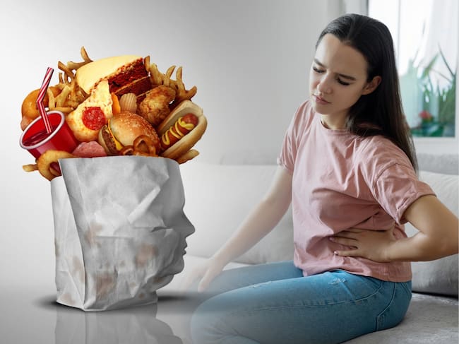 A la izquierda: Imagen de referencia de comida chatarra / ultraprocesados. A la izquierda, mujer sentada retorciéndose por un dolor en la cadera (Crédito: Getty Images)