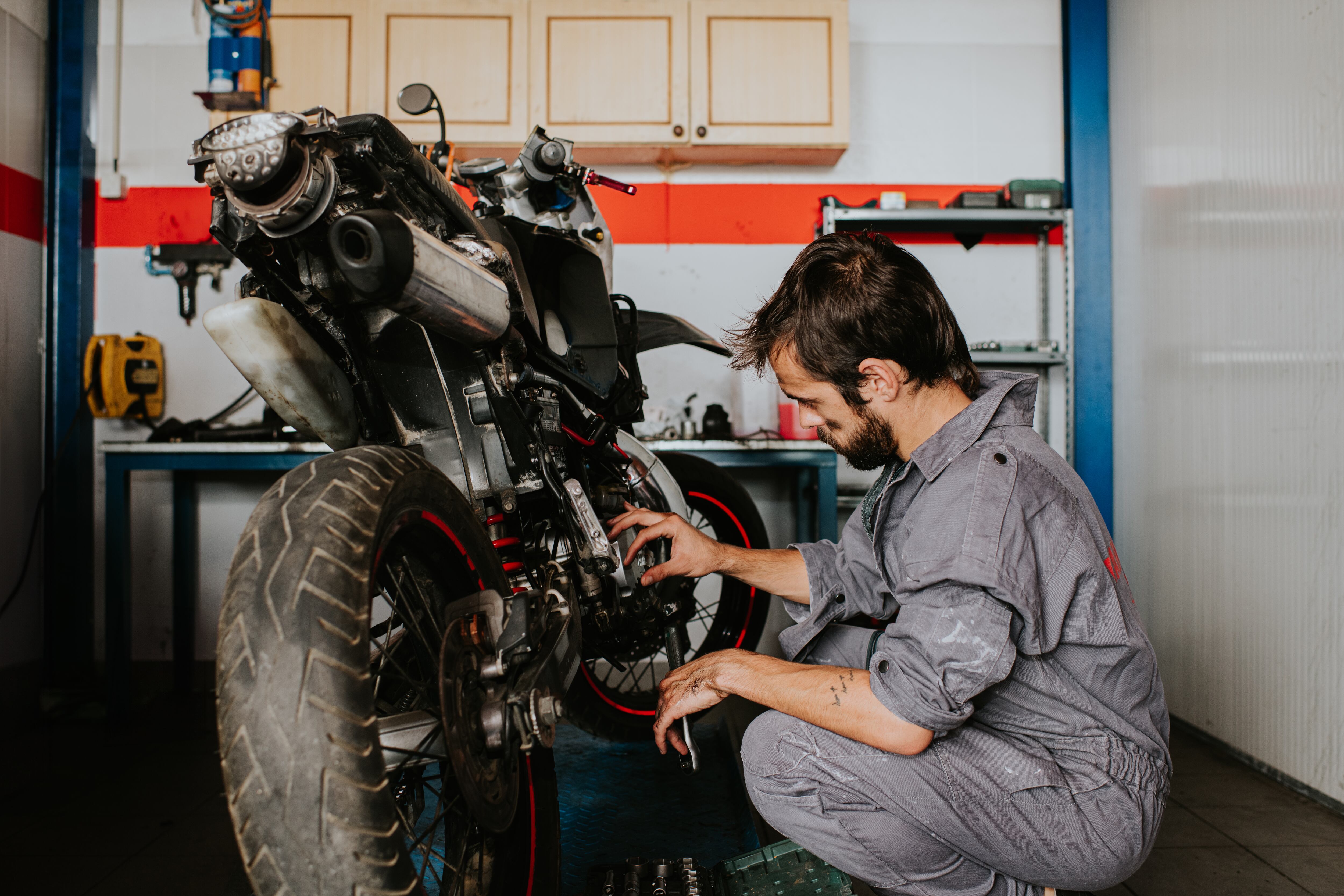 En cuánto quedó la tecnomecánica para motos en 2026: Valor según antigüedad ¿Incluye IVA? Explicamos