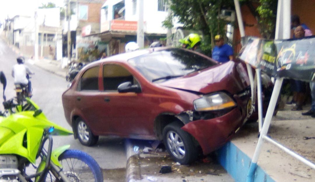 El conductor de un vehículo al parecer perdió el control y chocó con las barandas de un local de comidas rápidas del sector.