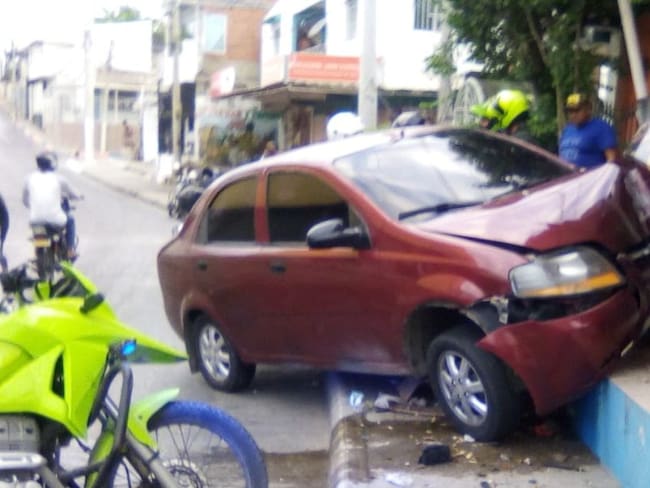 El conductor de un vehículo al parecer perdió el control y chocó con las barandas de un local de comidas rápidas del sector.
