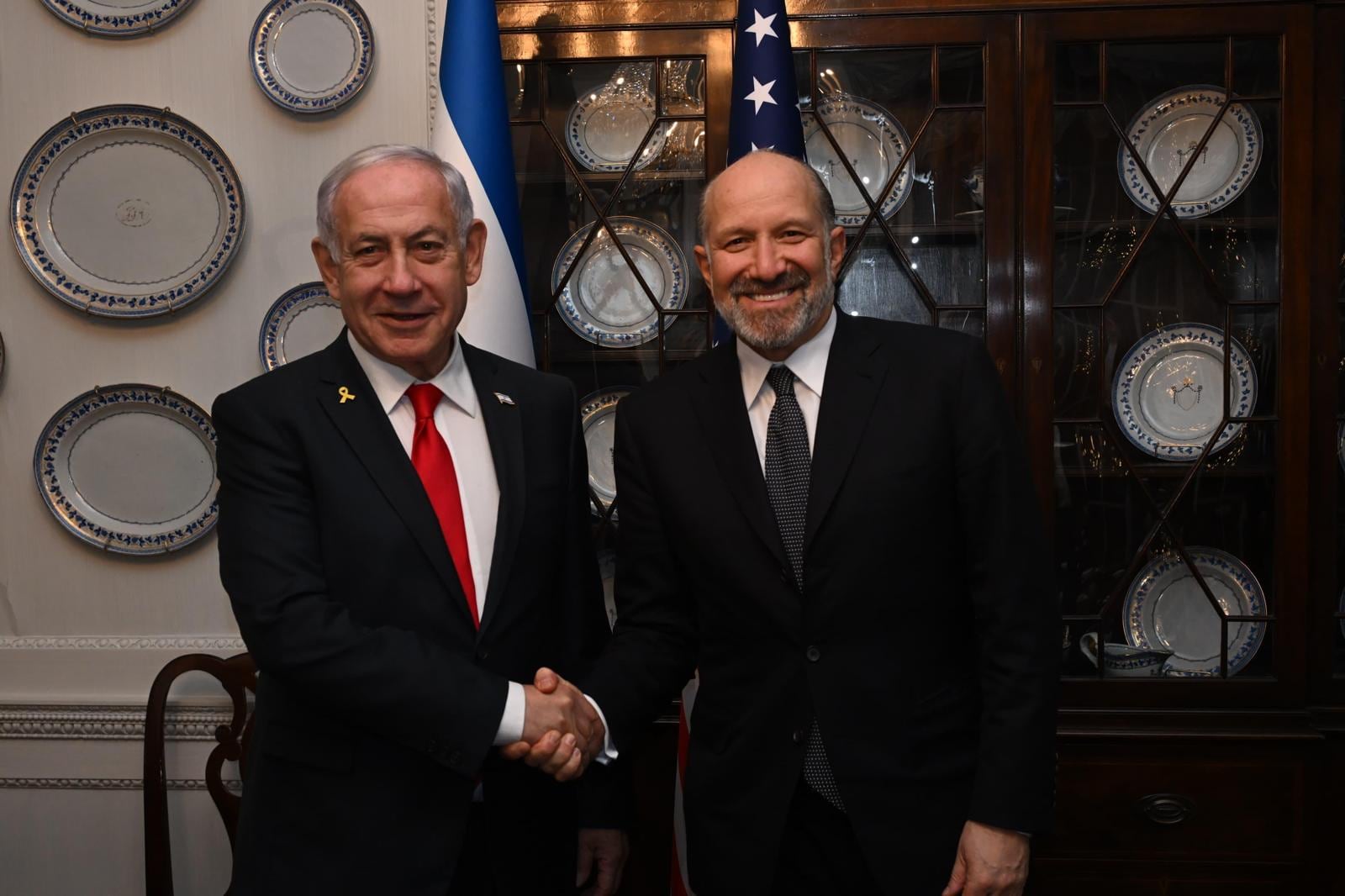 WASHINGTON, 07/04/2025.- El primer ministro israelí, Benjamín Netanyahu (i), comenzó su visita a Estados Unidos, donde tiene previsto reunirse con Donald Trump, con una reunión con el secretario de Comercio, Howard Lutnick (d), en el marco de la subida global de aranceles que, en el caso de Israel, llegan al 17 %. EFE/ Gobierno israelí // SOLO USO EDITORIAL/SOLO DISPONIBLE PARA ILUSTRAR LA NOTICIA QUE ACOMPAÑA (CRÉDITO OBLIGATORIO)