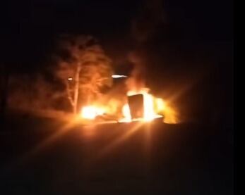 Los automotores fueron incinerados en la noche de este lunes 27 de abril.