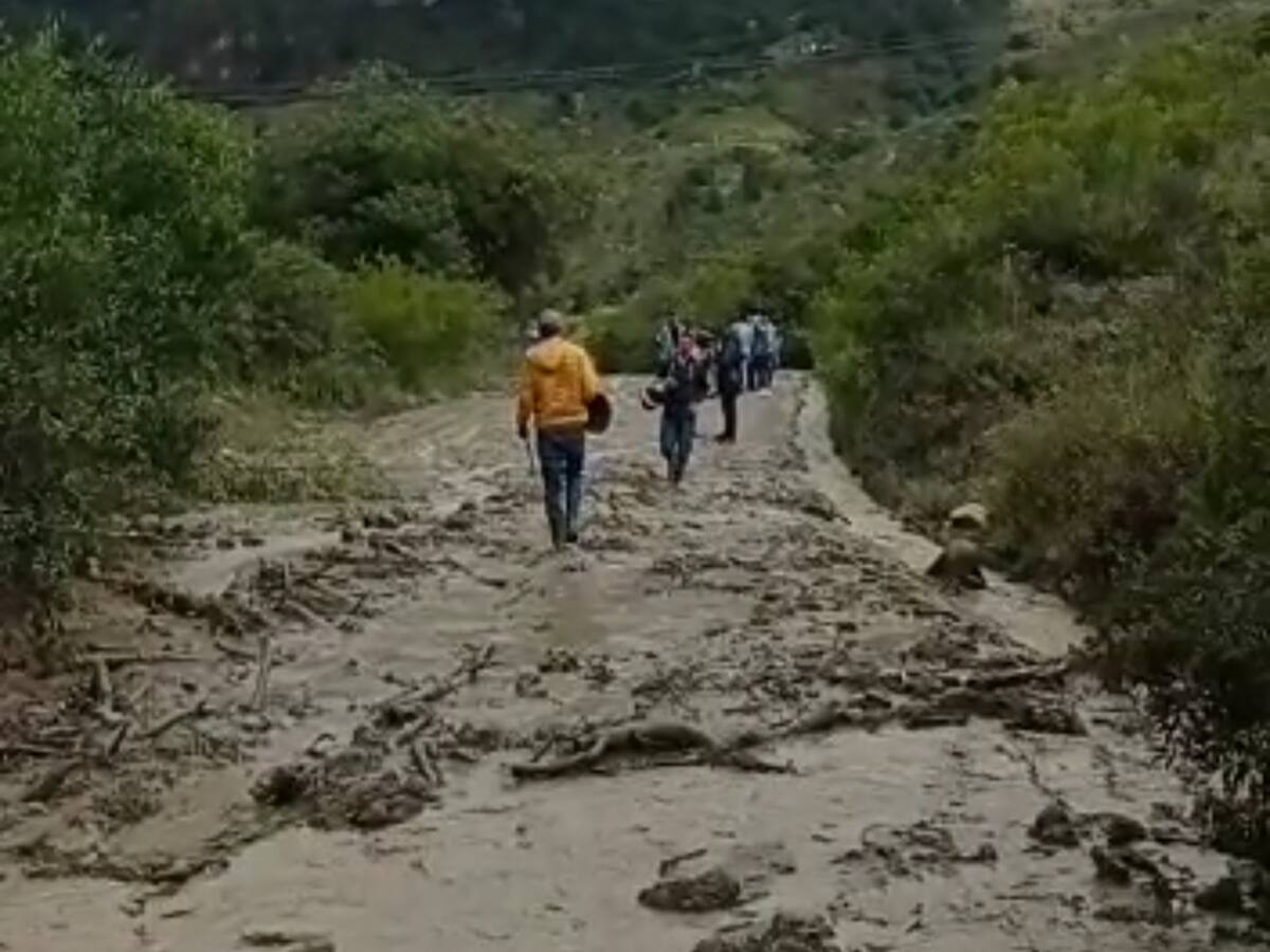 Taponada vía Socotá – Jericó por caída de rocas y avalancha de lodo