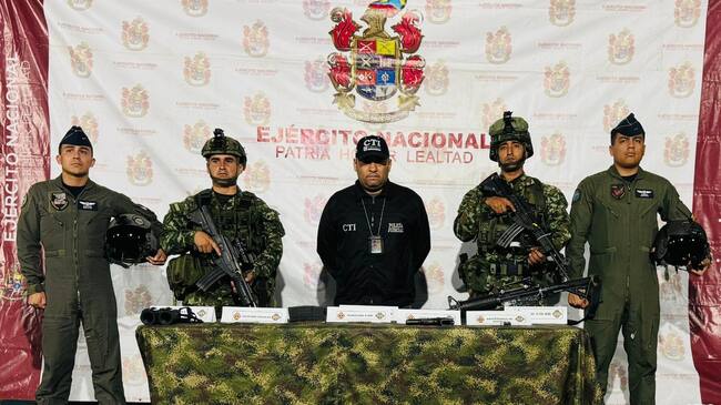Incautados un fusil M16 calibre 5.56 mm, una pistola 9 mm. Foto Novena Brigada.