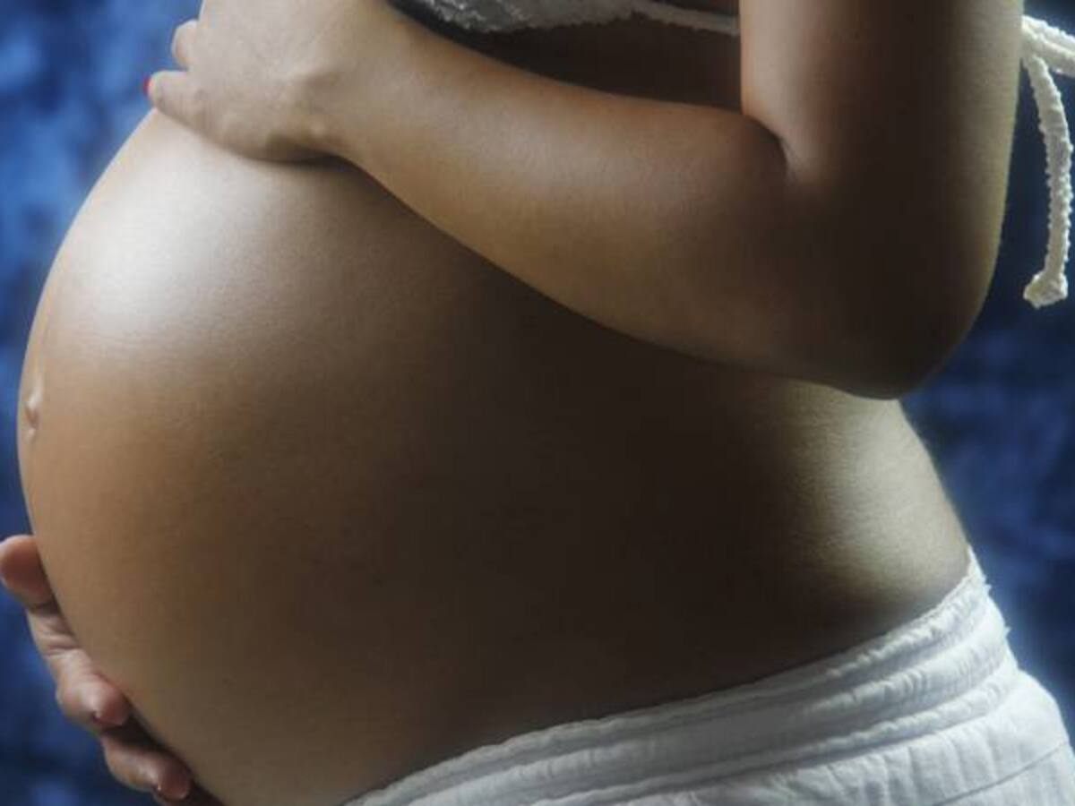 La tasa de embarazos en adolescentes disminuye a 17,4%