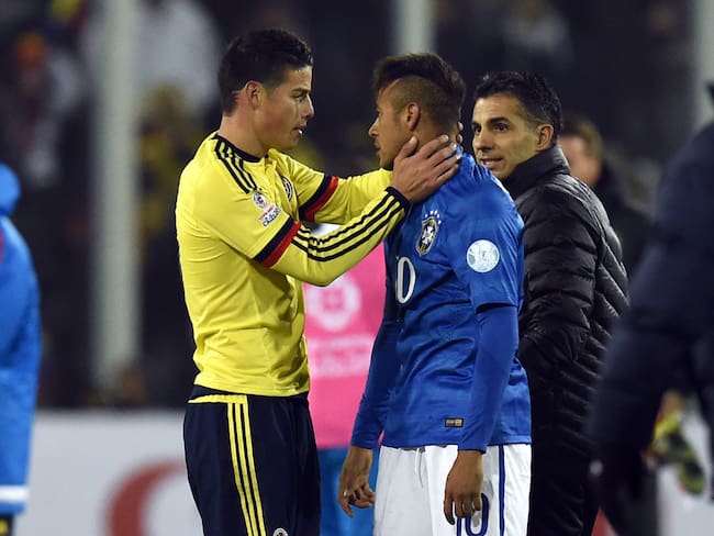 Colombia&#039;s midfielder James Rodriguez (L) comforts Brazil&#039;s forward Neymar at the end of a  2015 Copa America football championship match against Brazil in Santiago, Chile, on June 17, 2015. Colombia won 1-0.   AFP PHOTO / PABLO PORCIUNCULA        (Photo credit should read PABLO PORCIUNCULA/AFP via Getty Images)