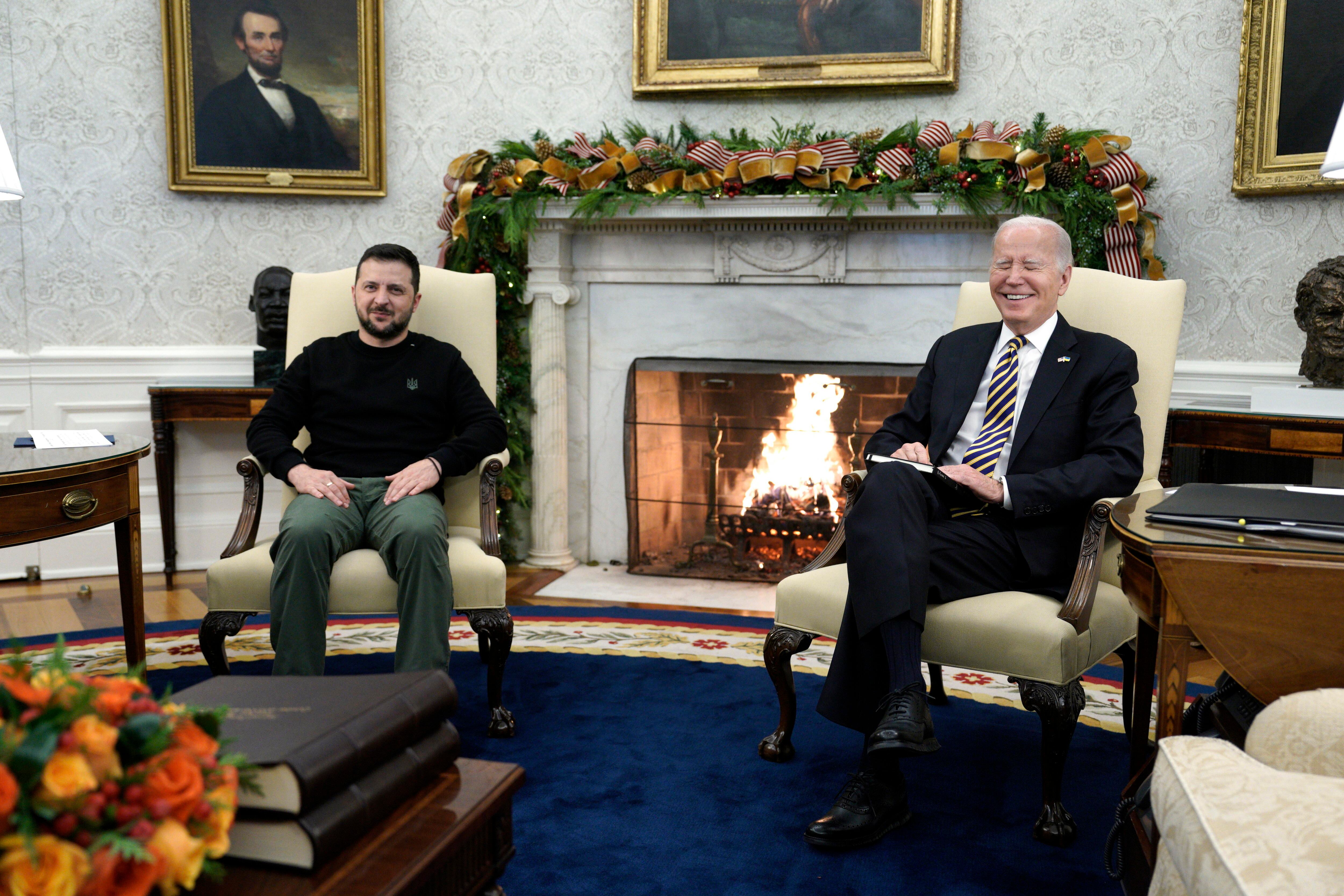 Washington (Usa), 12/12/2023.- US President Joe Biden (R) and Ukrainian President President Volodymyr Zelensky (L) pose for a photo during their bilateral meeting in the Oval Office of the White House in Washington, DC, USA, 12 December 2023. (Ucrania) EFE/EPA/Yuri Gripas/ABACA / POOL