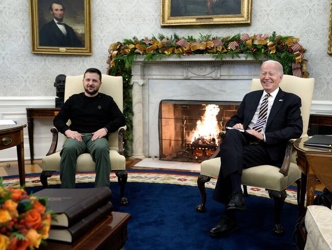 Washington (Usa), 12/12/2023.- US President Joe Biden (R) and Ukrainian President President Volodymyr Zelensky (L) pose for a photo during their bilateral meeting in the Oval Office of the White House in Washington, DC, USA, 12 December 2023. (Ucrania) EFE/EPA/Yuri Gripas/ABACA / POOL