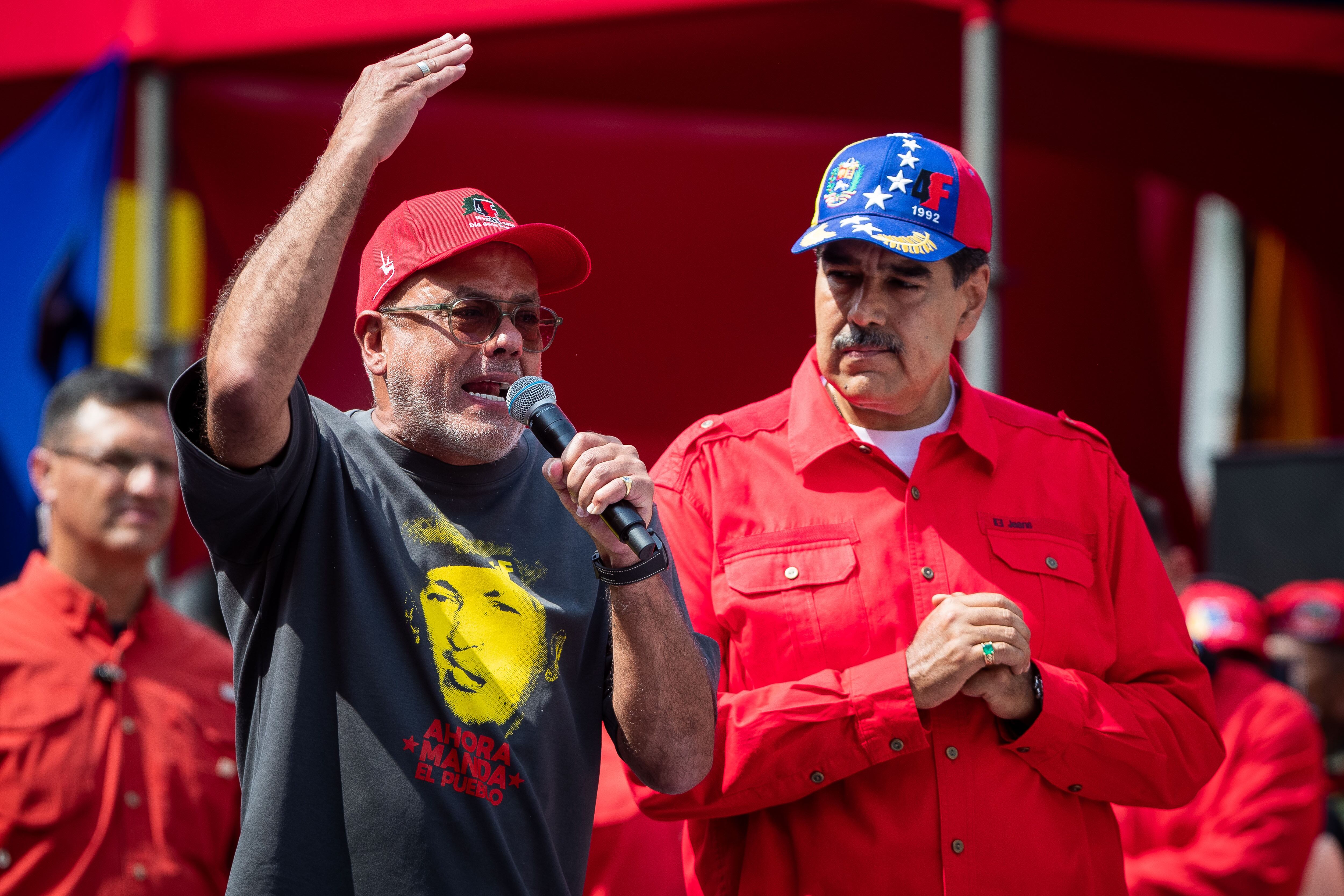 CARACAS (VENEZUELA) 04/02/2024.- El presidente de la Asamblea Nacional, Jorge Rodríguez (i), habla junto al presidente de Venezuela, Nicolás Maduro, tras la marcha oficialista hoy, en Caracas (Venezuela). Miles de chavistas salieron a las calles este domingo para conmemorar los 32 años del golpe de Estado fallido que estuvo liderado por el entonces teniente coronel Hugo Chávez, que siete años más tarde, a través de elecciones, ascendió al poder e instauró la llamada revolución bolivariana, aún en el Gobierno. EFE/ Rayner Peña R.