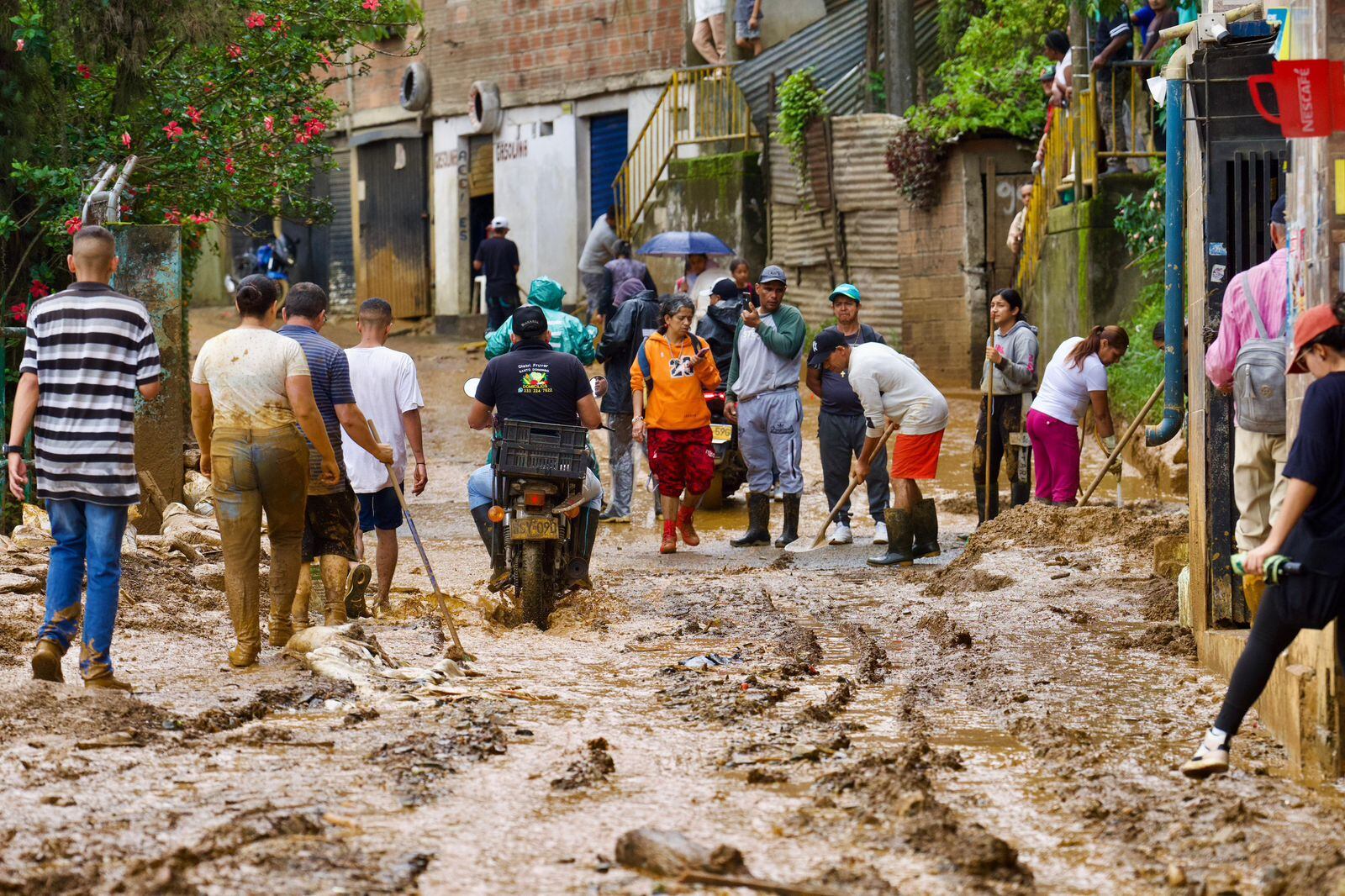Más de 300 familias afectadas por las lluvias en Santo Domingo reciben atención integral. Foto: Alcaldía de Medellín.