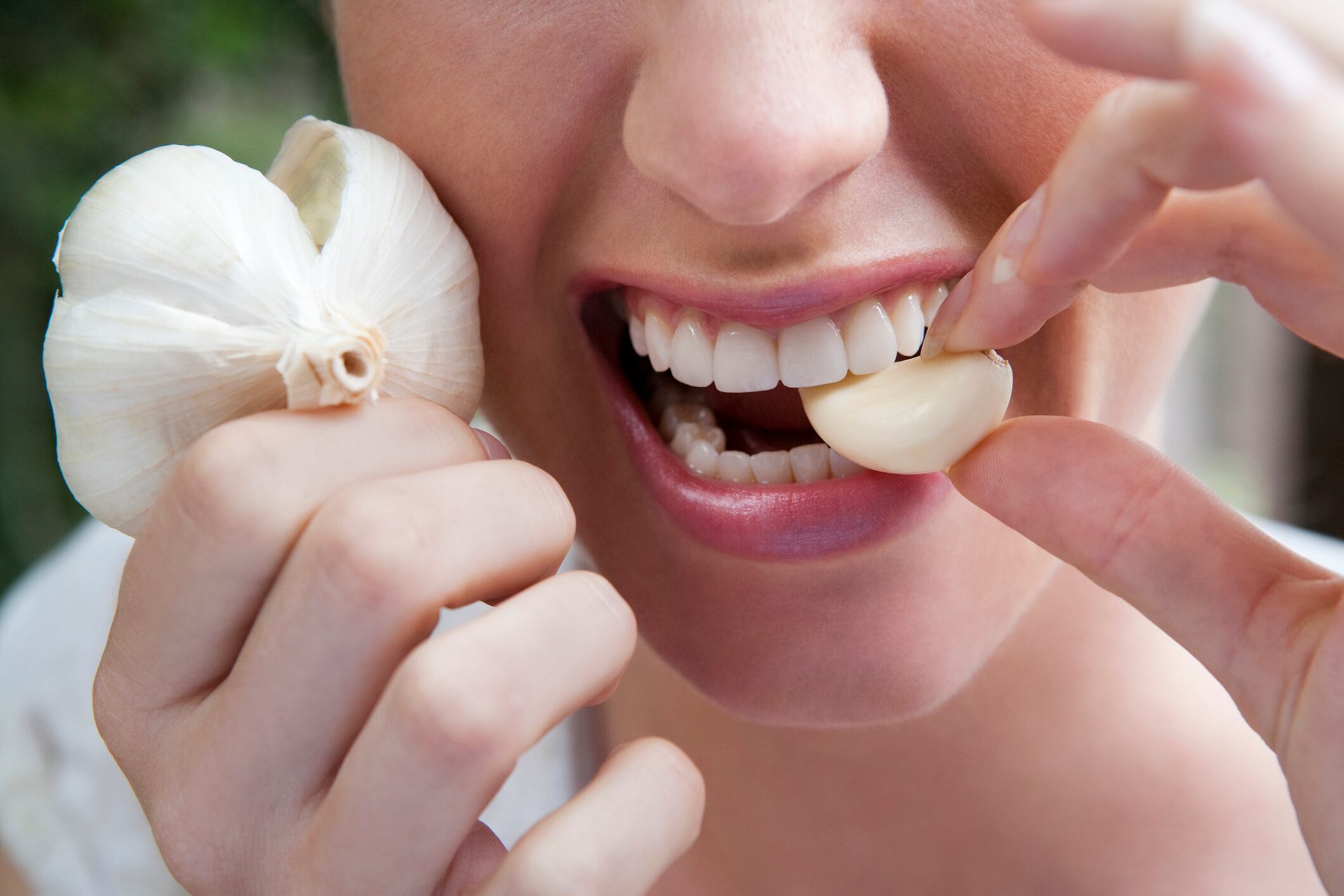 Mujer comiendo un diente de ajo (Getty Images)