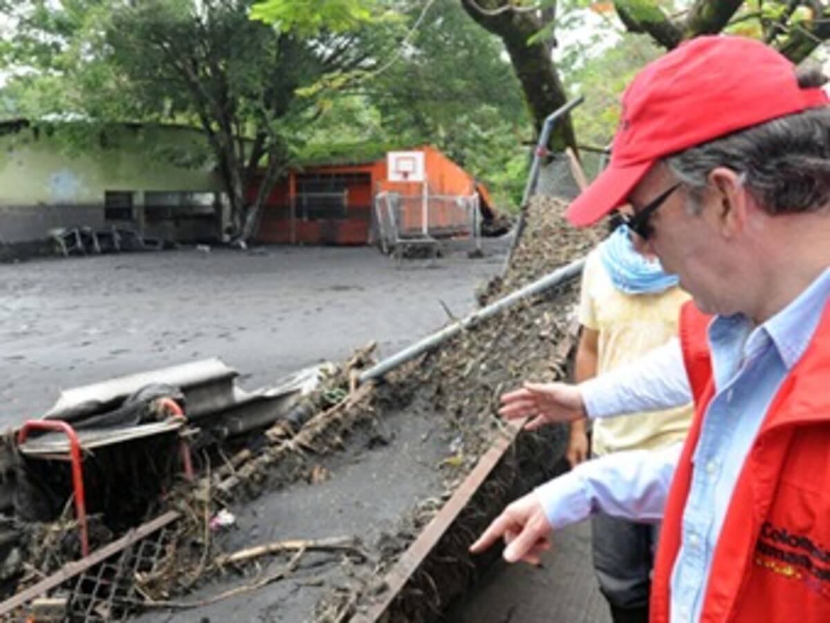 Santos pide a colombianos acortar vacaciones por crisis invernal y anuncia más recursos