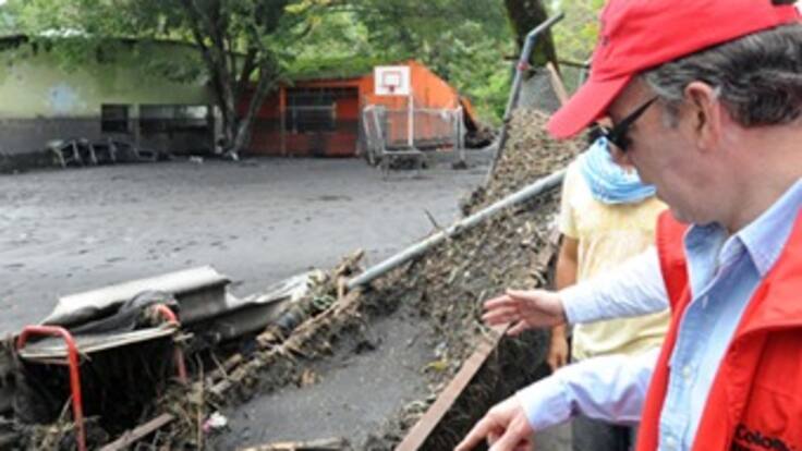 Santos pide a colombianos acortar vacaciones por crisis invernal y anuncia más recursos