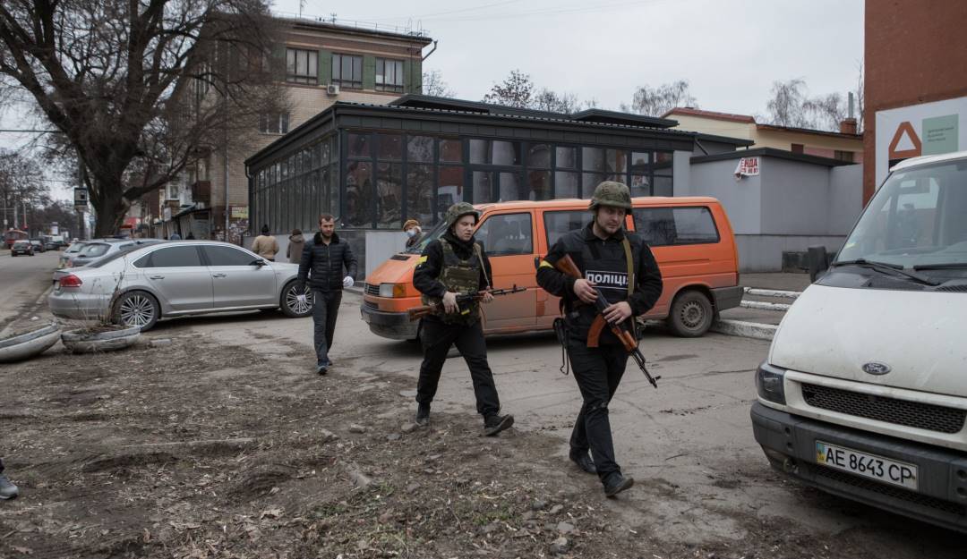 Patrulla de civiles y policías ucranianos en las calles del país.               Foto: Getty 