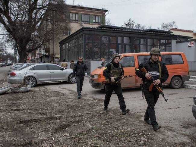 Patrulla de civiles y policías ucranianos en las calles del país.               Foto: Getty 