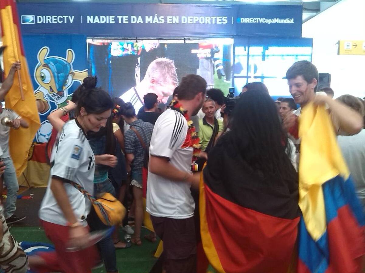 Con cornetas, banderas y cerveza la colonia alemana celebró el triunfo en el centro comercial Premium Plaza.