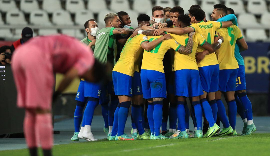 Los jugadores de Brasil festejan el gol de lucas Paquetá.