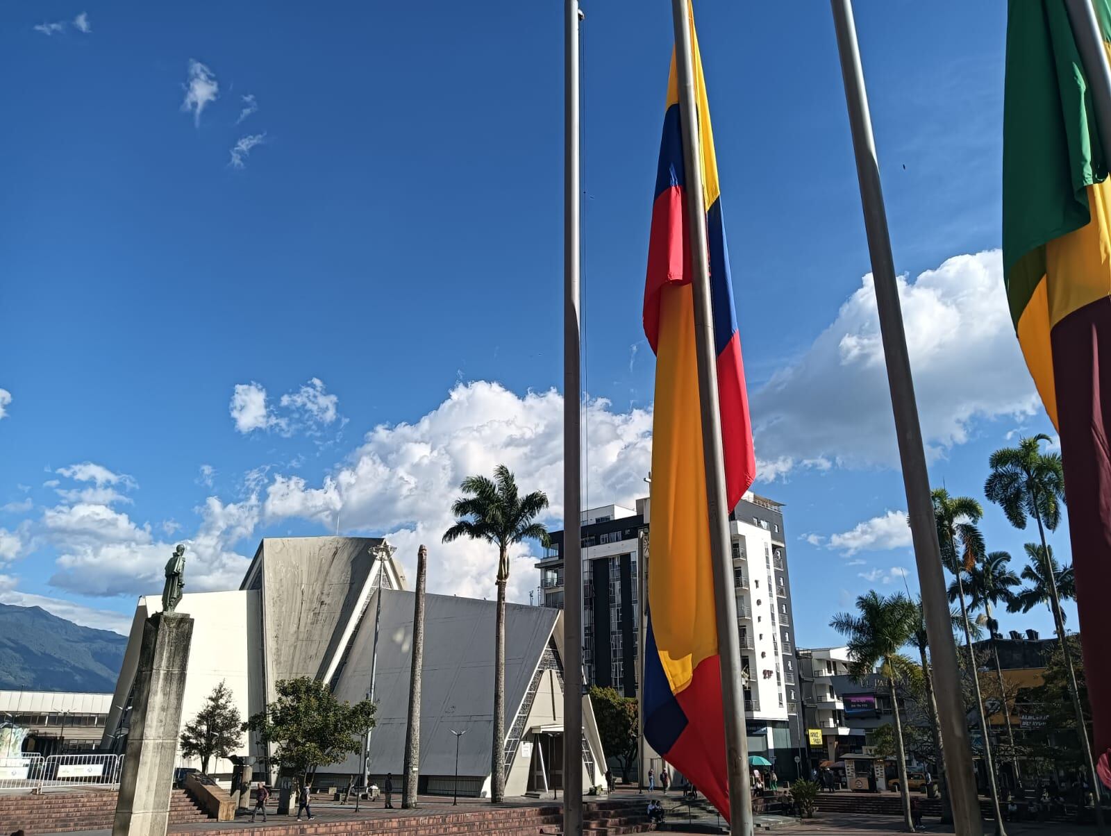 Plaza de Bolívar de Armenia en días de cielo azul. Foto: Adrián Trejos