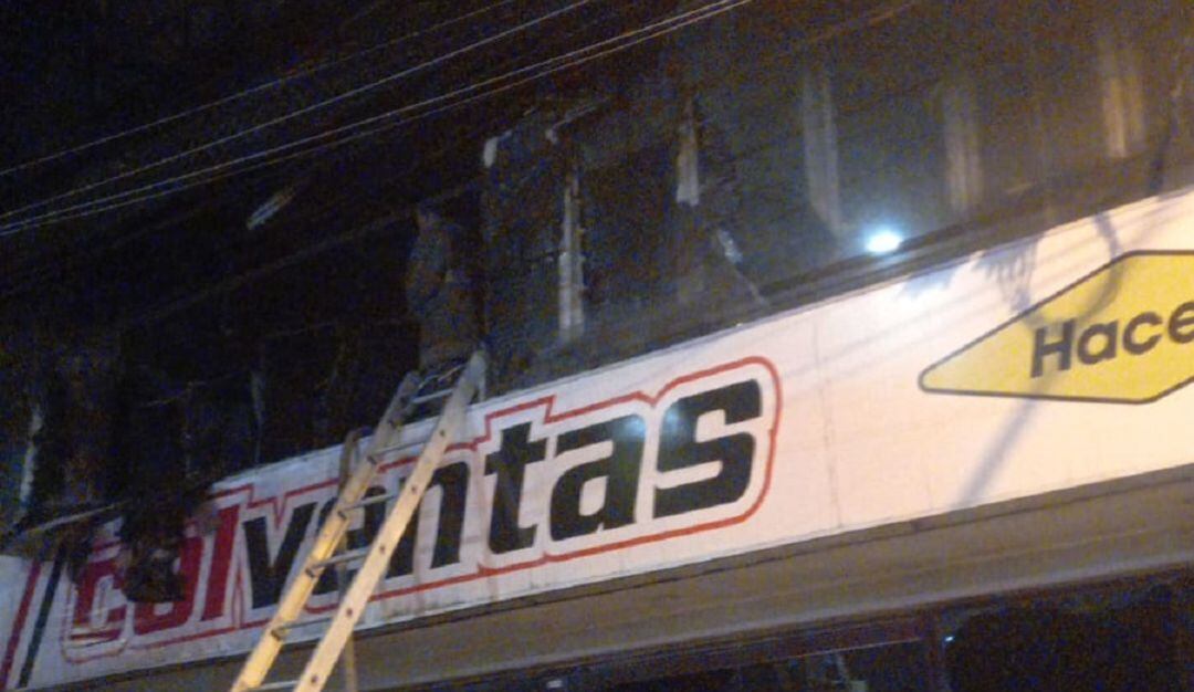 La conflagración fue atendida por 18 unidades bomberiles y cuatro máquinas durante dos horas