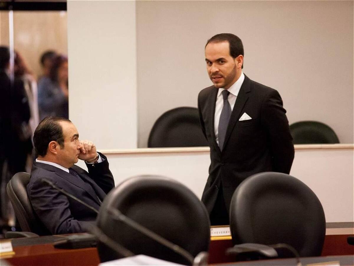 Durante el interrogatorio al magistrado Jorge Pretelt en la Comisión de Acusación por el escándalo de supuesto soborno a Fidupetrol y que tiene en la lupa a la Corte Constitucional, se conocieron estas imágenes donde aparece el magistrado investigado en aparente regocijo y riéndose junto con su apoderado, el abogado Abelardo de la Espriella. Foto: El Tiempo