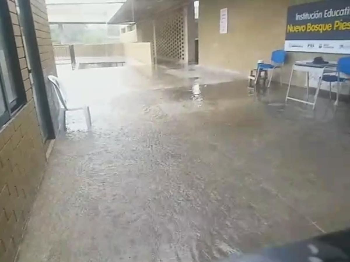 Revisan canales de drenaje tras inundaciones en colegio recién inaugurado por Shakira