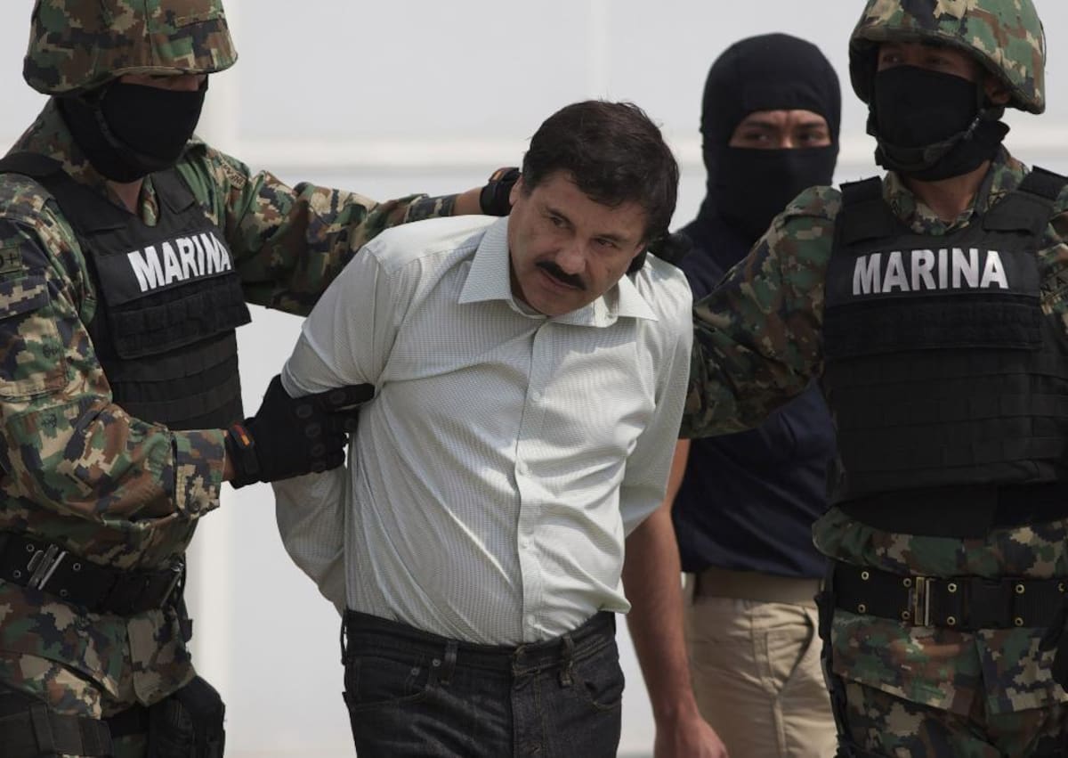 22 de febrero 2014. Joaquín "El Chapo" Guzmán es escoltado a un helicóptero en la Ciudad de México, México.