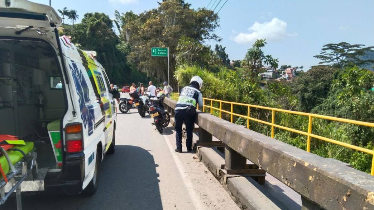 Resultó herido en su cabeza, tras accidentarse en su bicicleta en Manizales