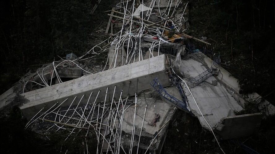 El pasado 16 de enero se reportó la caída del puente que se construye en la doble calzada Bogotá-Villaviencio, sector de Chirajará en jurisdicción del municipio de Guayabetal. Foto: Colprensa