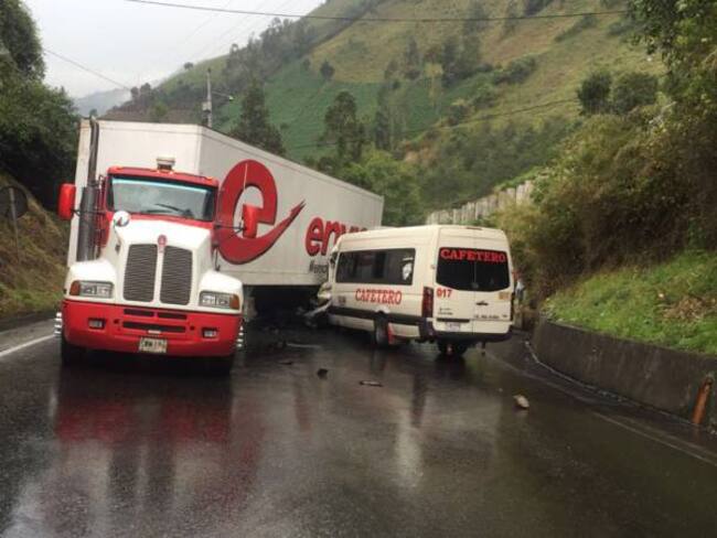 Dos muertos y 16 heridos por accidente en Alto de La Línea
