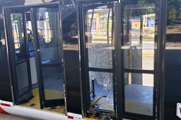 Dos sujetos, un trabajador y un estudiante universitario, atacaron y destruyeron los vidrios de dos buses de TransCaribe en el Patio Portal