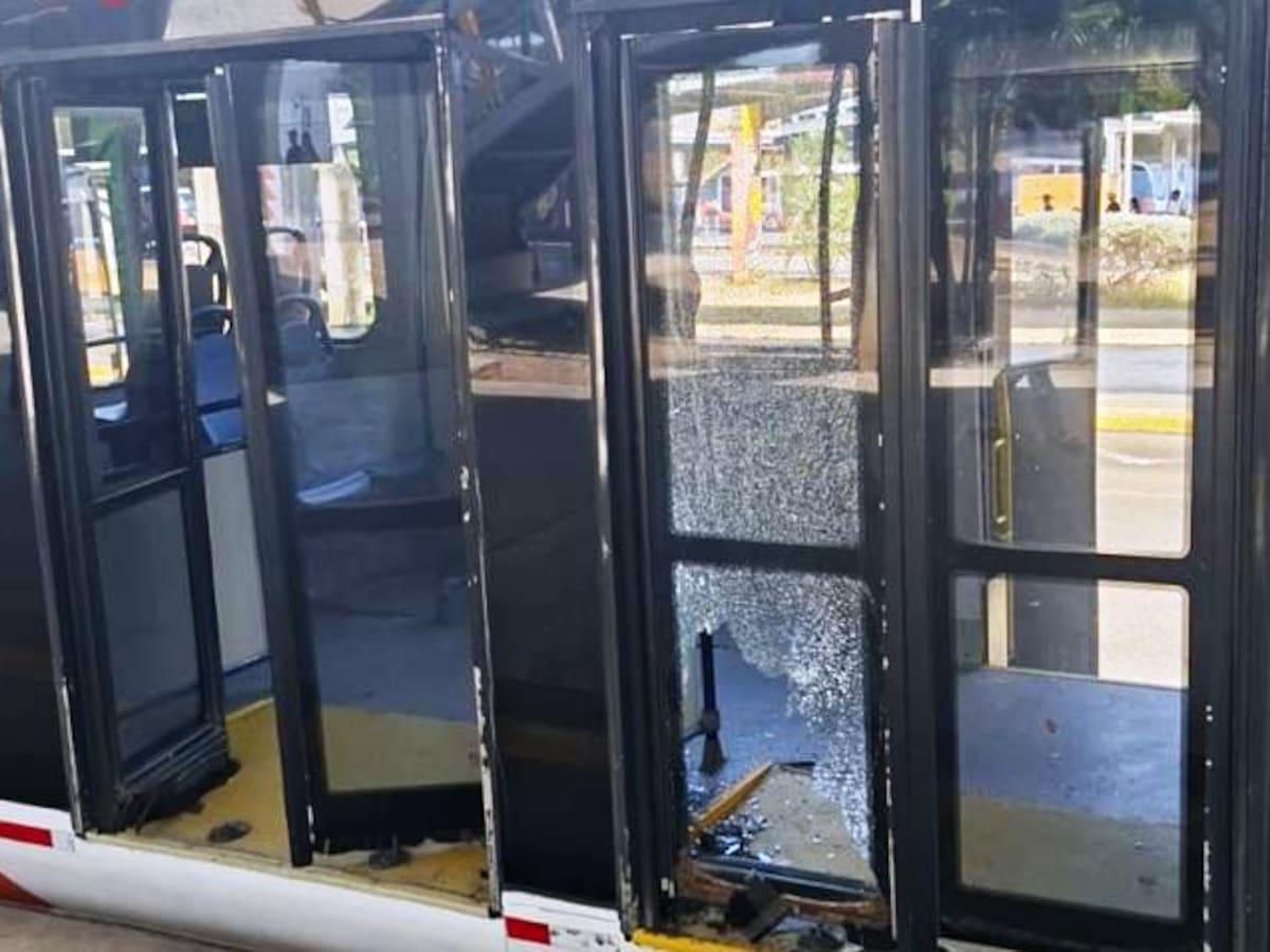 Ataque vandálico contra dos buses en el Patio Portal de TransCaribe
