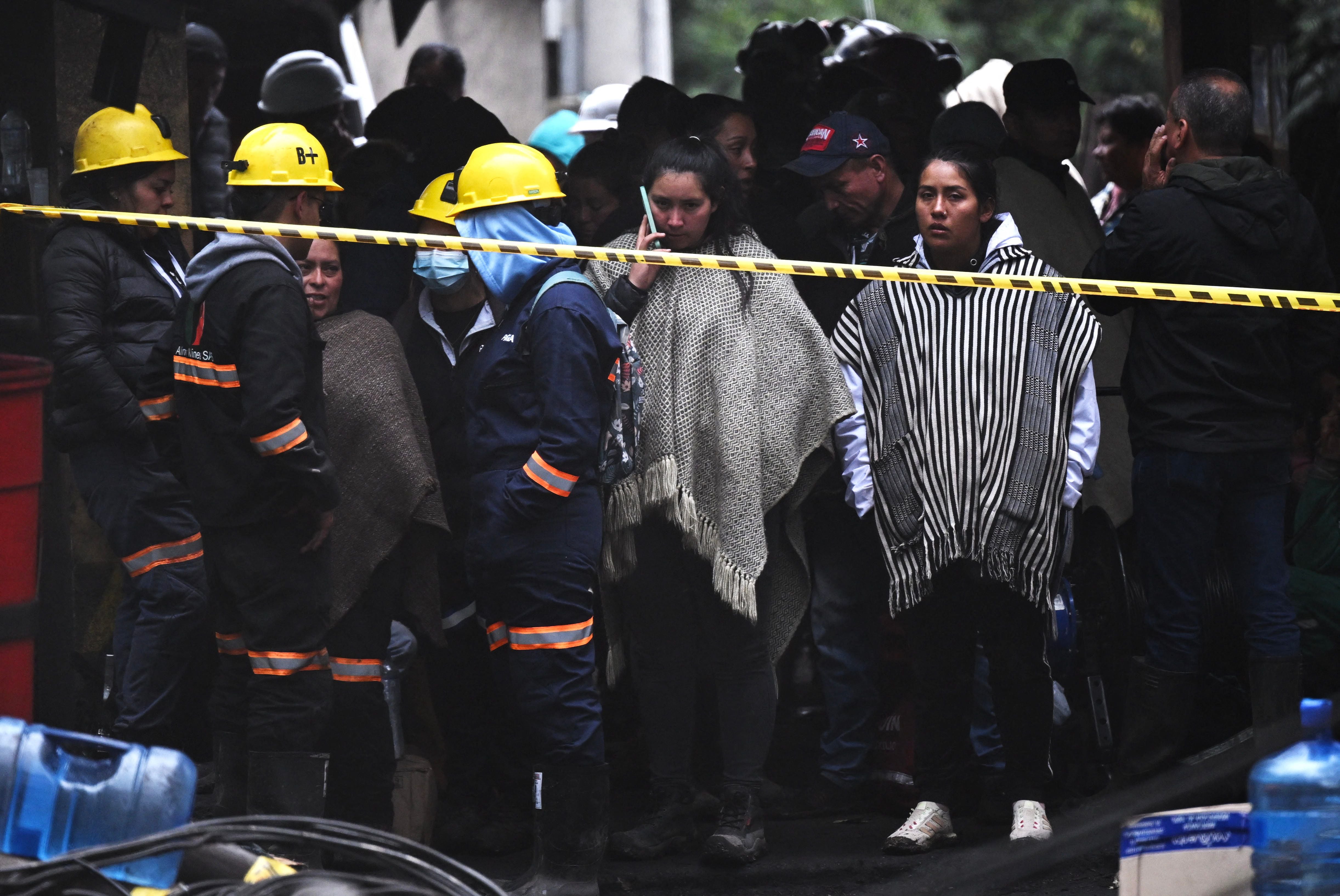 Mineros y familiares esperan noticias de sus familiares tras explosión en una mina de carbón en el municipio de Sutatausa, Cundinamarca, Colombia el 15 de marzo de 2023. Foto: Raúl ARBOLEDA/AFP vía Getty Images.
