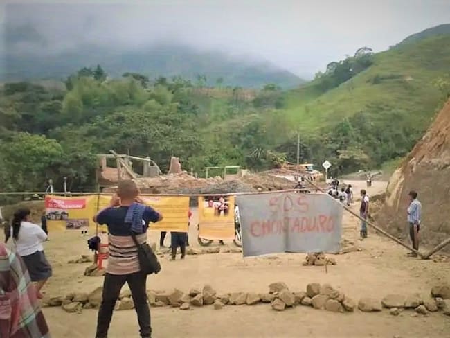 Damnificados protestan y bloquean las obras de la variante en Rosas, Cauca