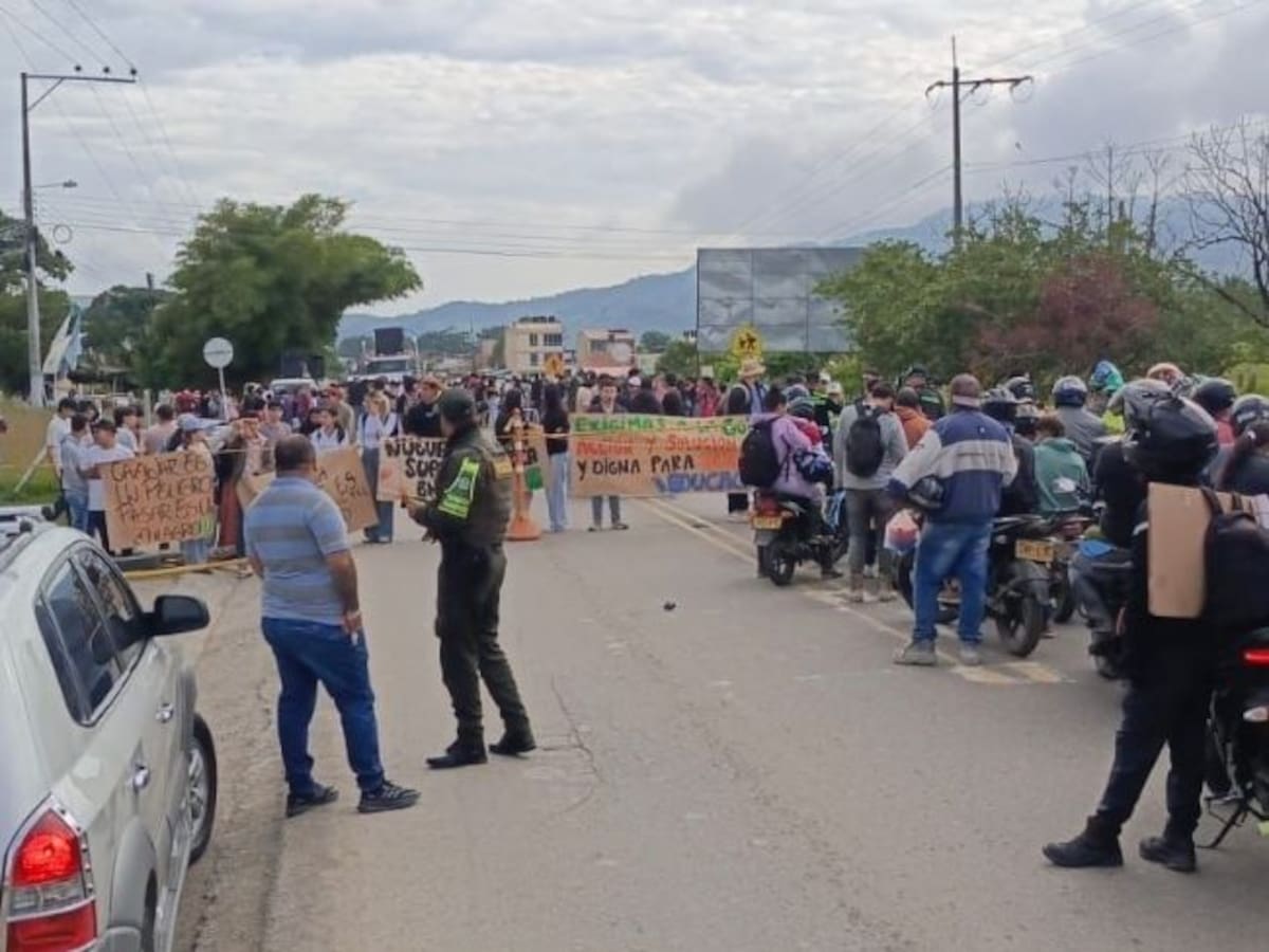Comunidad y estudiantes de la UIS protestan en la vía Barbosa a Bogotá y hay bloqueos intermitentes