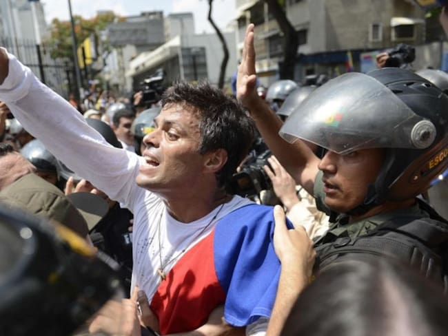 Grupos chavistas rodean residencia de Leopoldo López