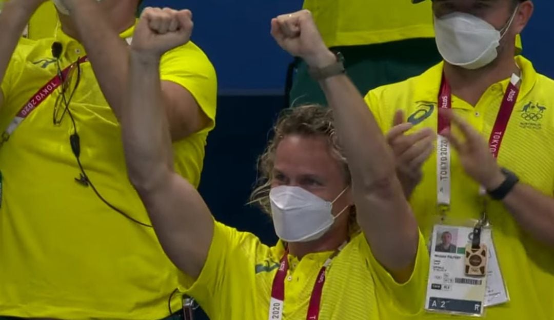 El entrenador Dean Boxall en la premiación de Arianne Titmus