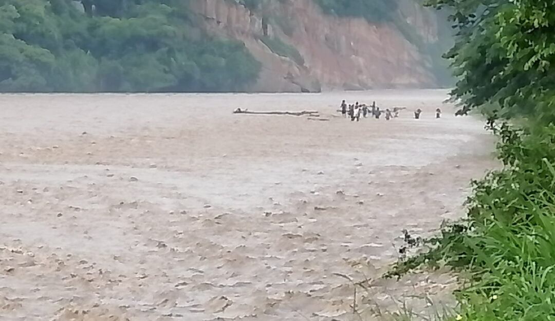 20 personas atrapadas por creciente del rio Zulia